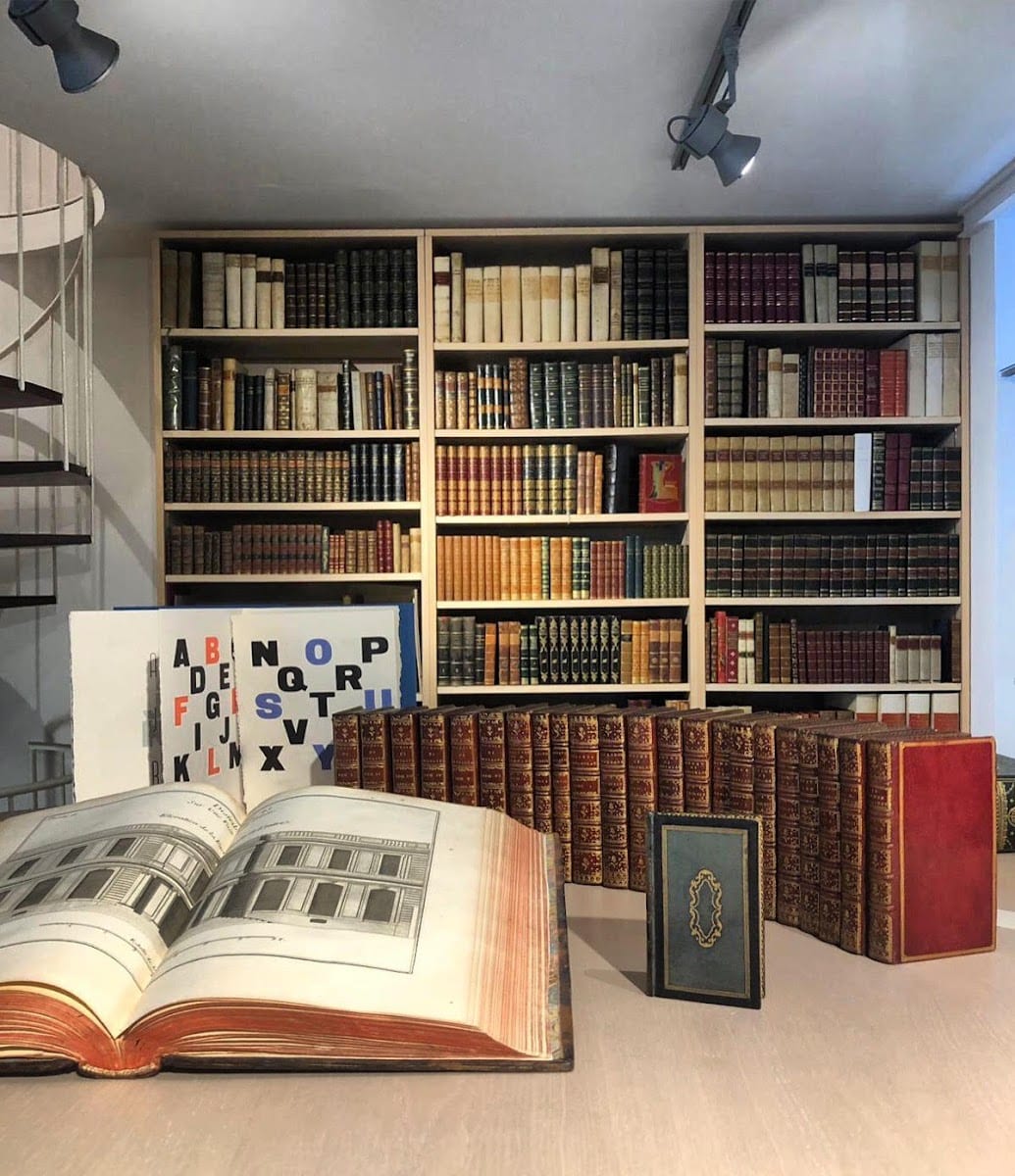L'interno della Libreria Galleria Demetra, con un libro antico aperto sull'alfabeto