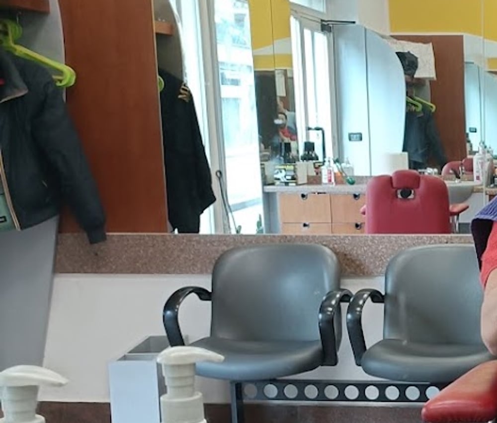 Le sedie d'attesa e gli specchi del salone