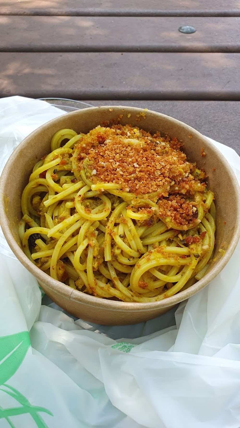 Pasta con le sarde alla palermitana nella vaschetta d'asporto di cartone