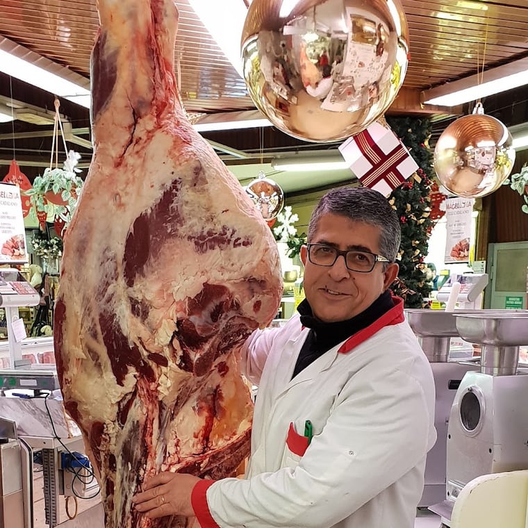 Il macellaio al lavoro