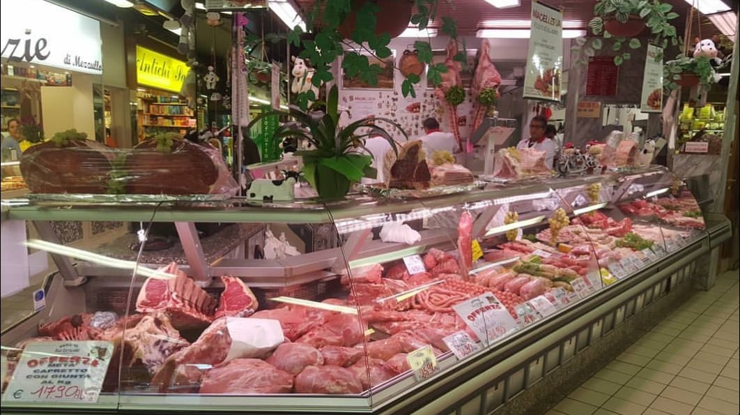 Il banco della Macelleria F.lli Catalano al Mercato Wagner, pieno di carni