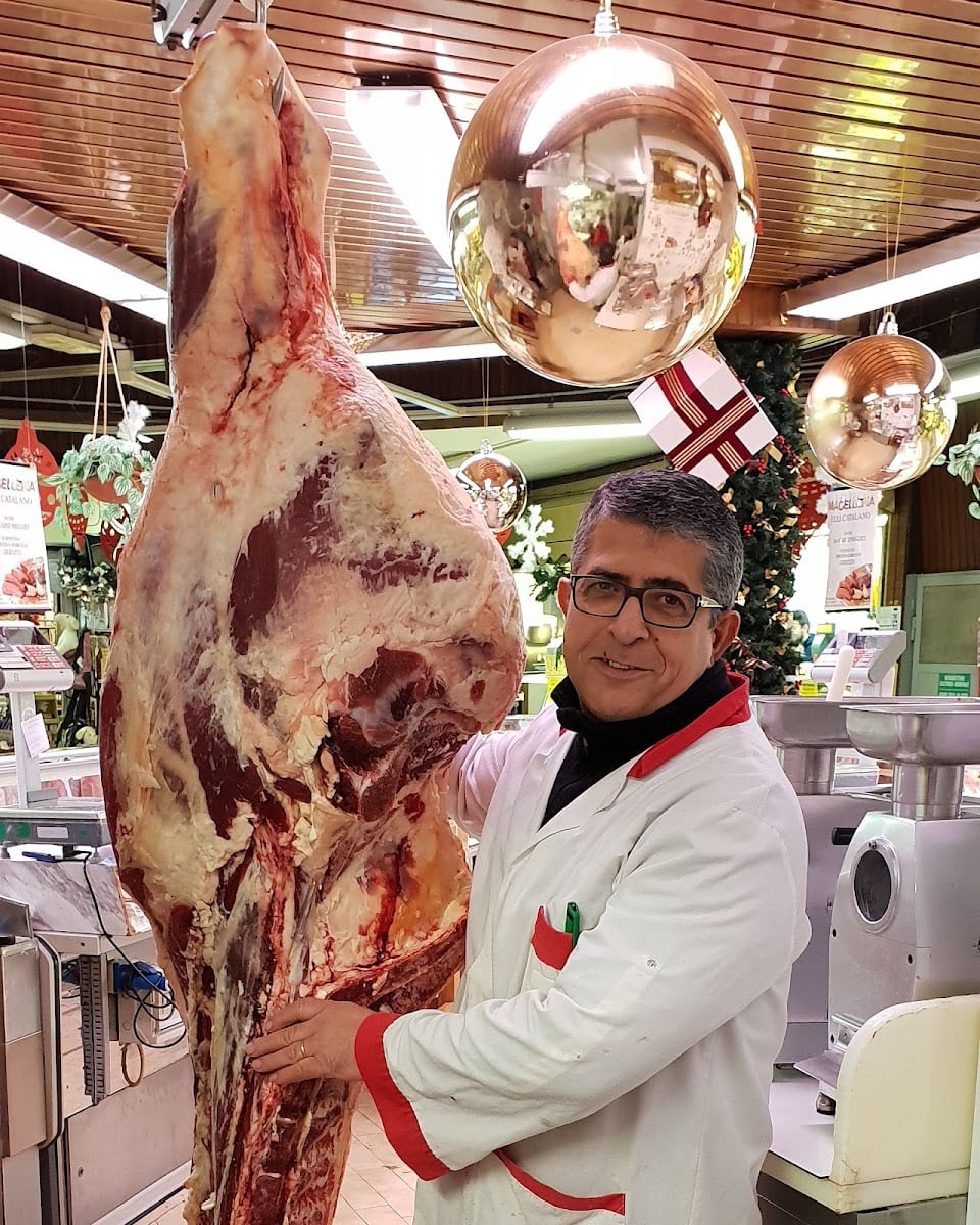 Il macellaio dei F.lli Catalano al banco del Mercato Wagner
