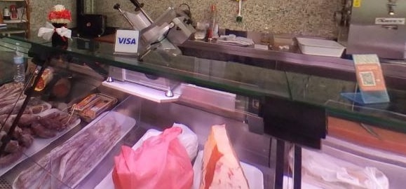 Il banco con la vetrina della carne e l'affettatrice