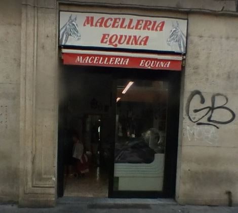 La facciata della macelleria in Via Luigi Mercantini 5, con l'insegna e le due teste di cavallo