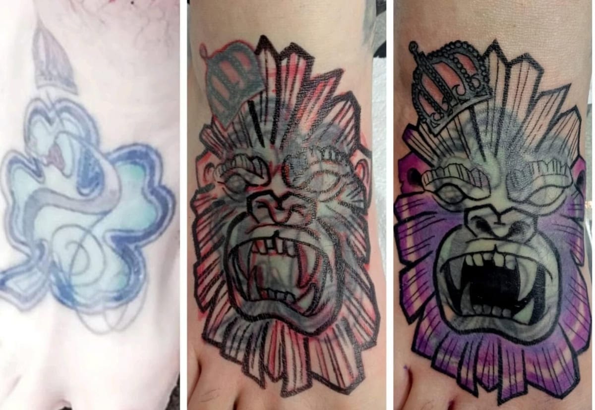Un cover-up in tre tempi: il vecchio tatuaggio azzurro, il disegno sopra, la maschera finita a colori.