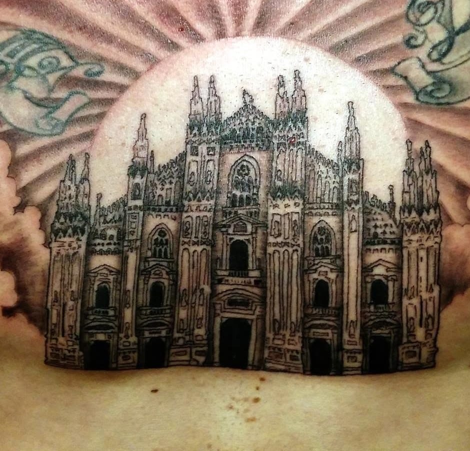 Il Duomo di Milano tatuato sul petto, coi raggi dietro le guglie.