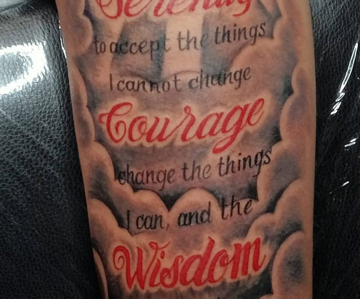 Lettering in nero e rosso fra le nuvole, sull'avambraccio.