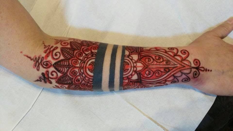 La stessa fascia a mandala in rosso, con le bande nere.