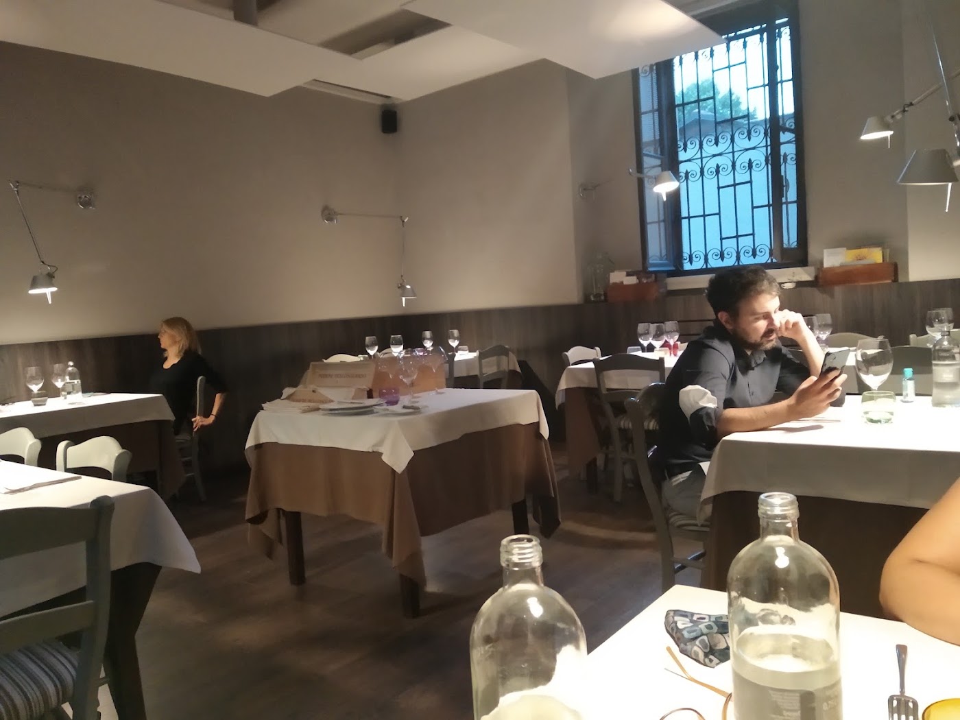 La sala di Manna con le lampade su ogni tavolo