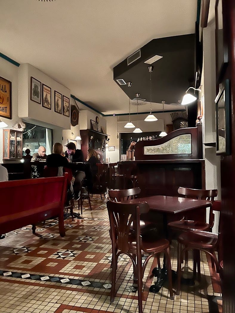 La sala con gli arredi in legno scuro