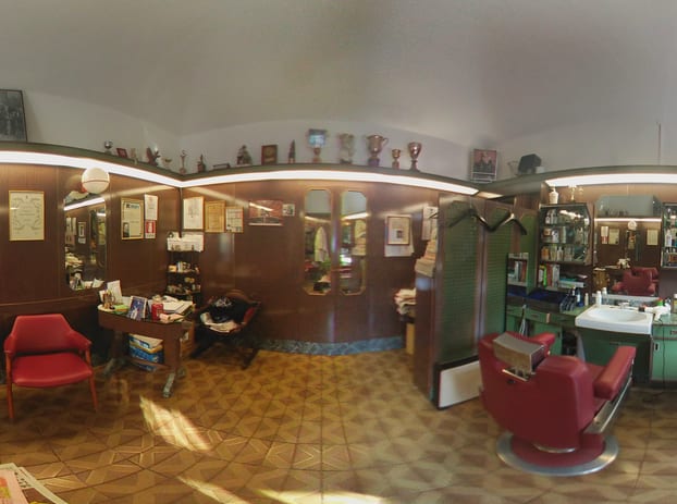 L'interno della bottega storica, con i mobili antichi e le poltrone d'epoca