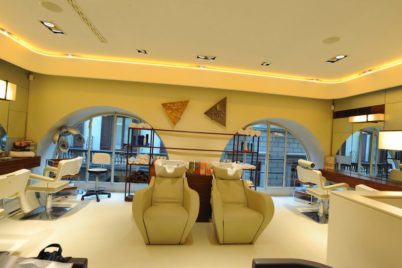 Il salone Mazzotta con le sue vetrate ad arco