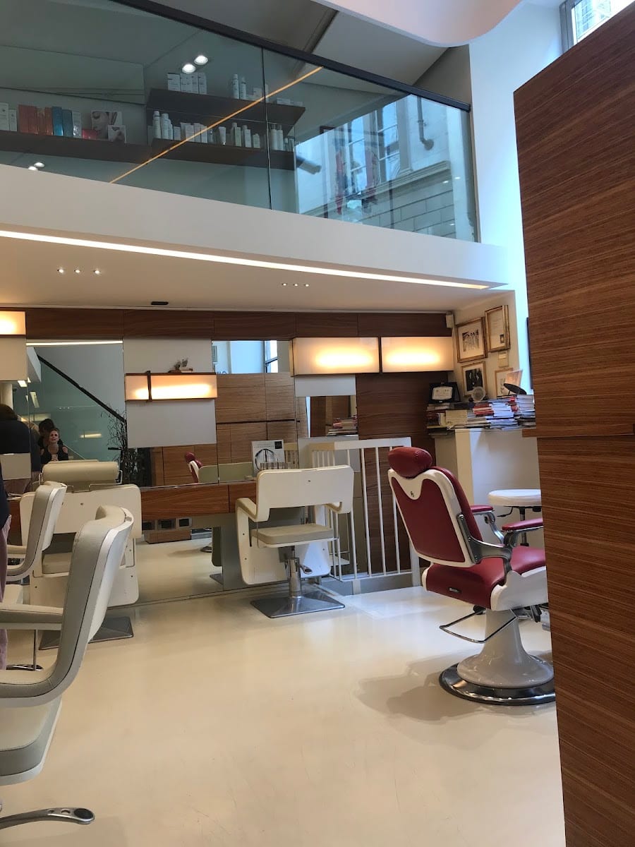 Le postazioni e gli specchi del salone