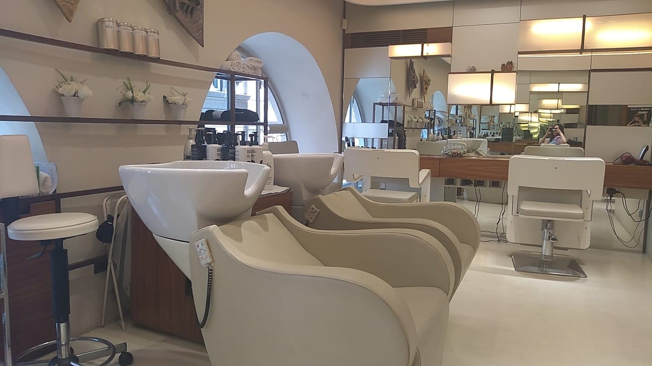 Le postazioni lavaggio del salone