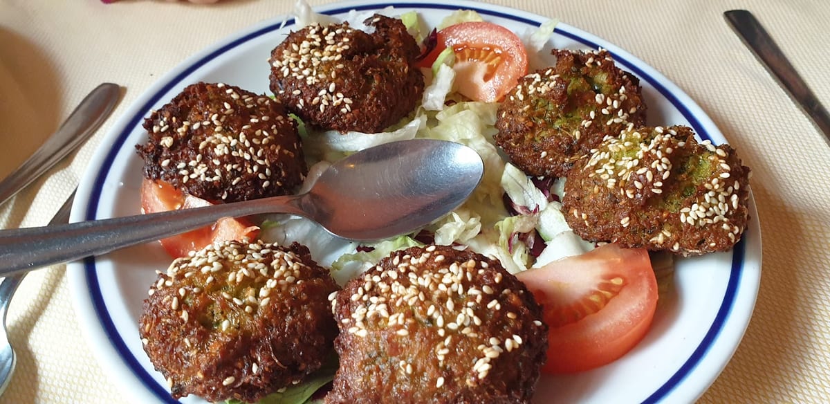 Falafel di fave con pomodoro