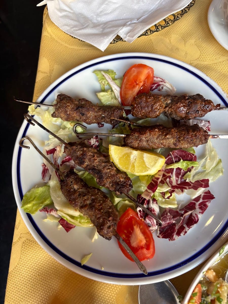 Spiedini di kebab con limone e radicchio