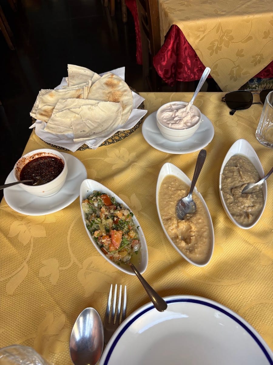 Un tavolo con mezze, salse e insalate di Mido