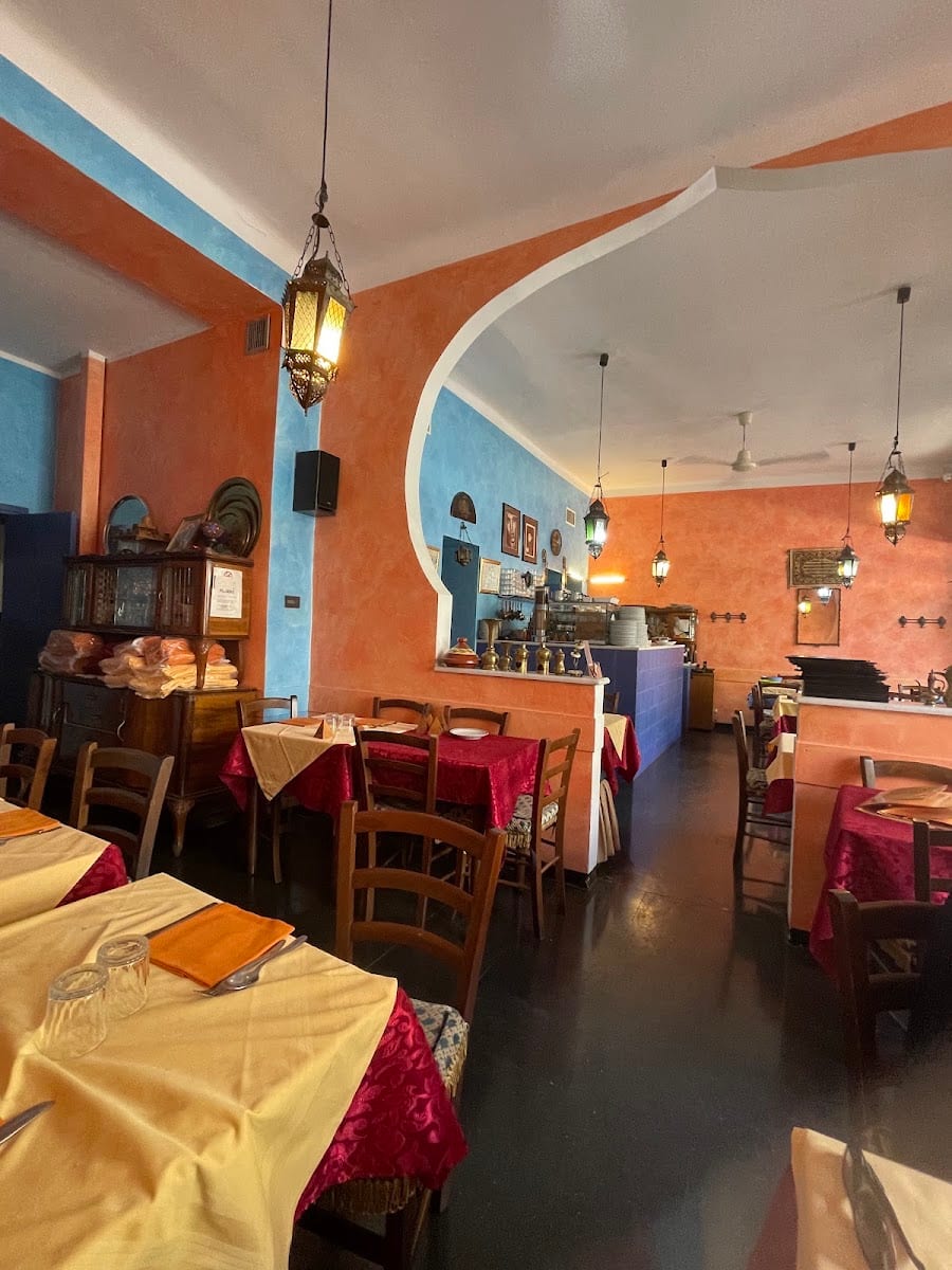La sala di Mido con la nicchia ad arco e le pareti color terracotta