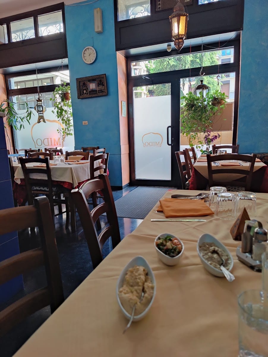 Interno di Mido con le pareti blu e i tavoli apparecchiati