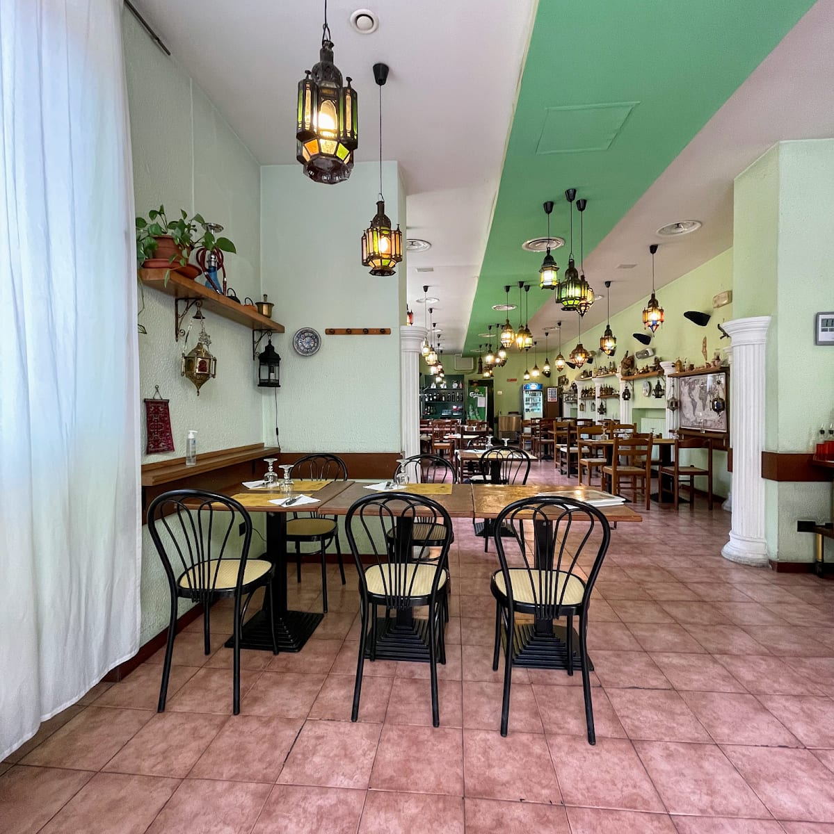 La sala di Mido con le pareti verdi e le lampade sospese