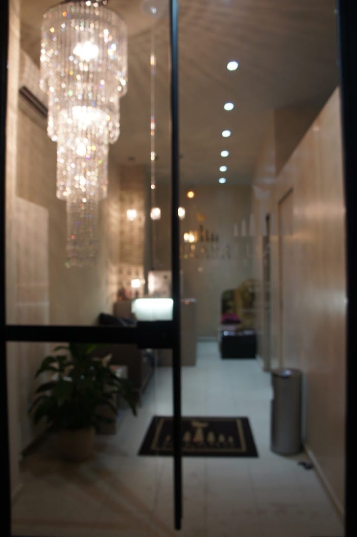 Interno elegante della Luxury SPA con lampadario