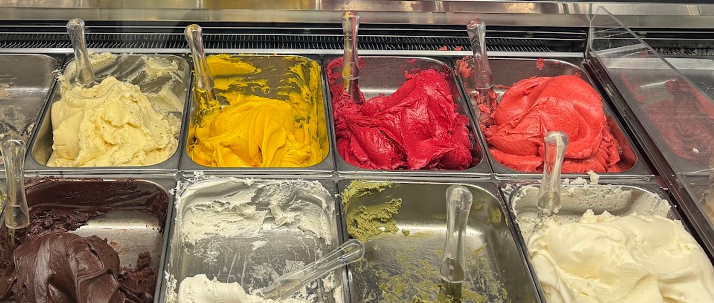 Le vaschette dei sorbetti: mango, frutti rossi, pistacchio, cioccolato fondente