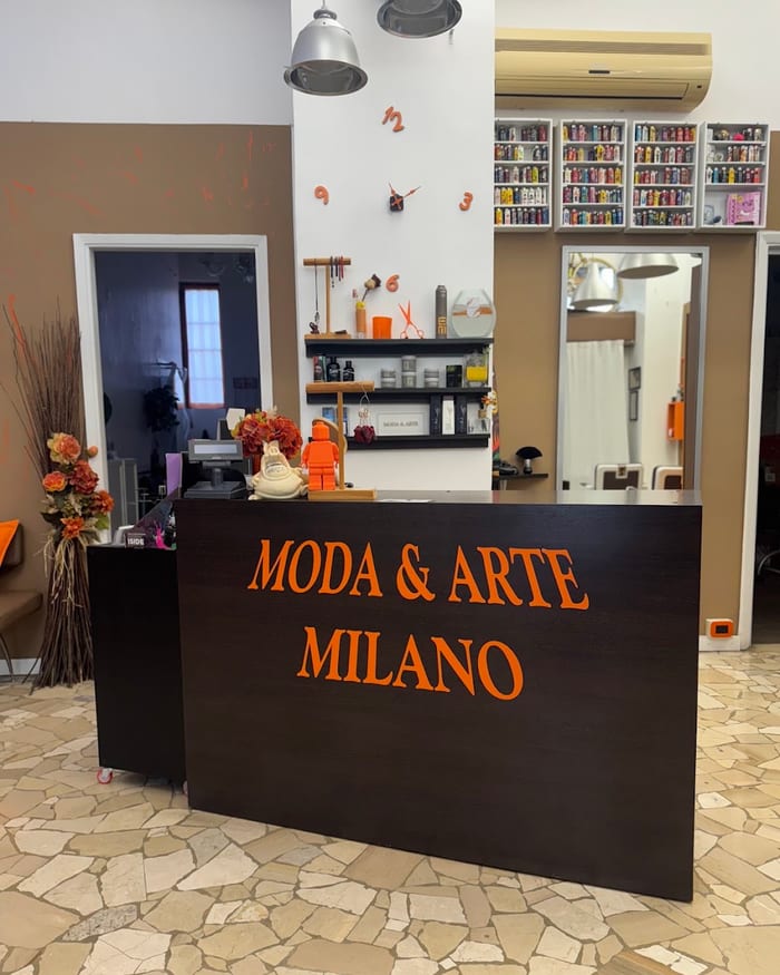 Il bancone col logo Moda & Arte