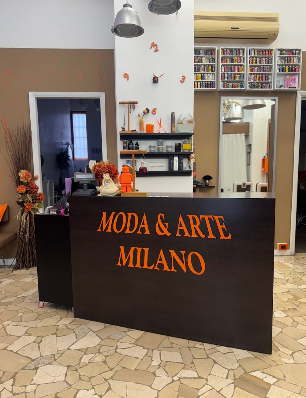 Il bancone di Moda & Arte col logo arancione