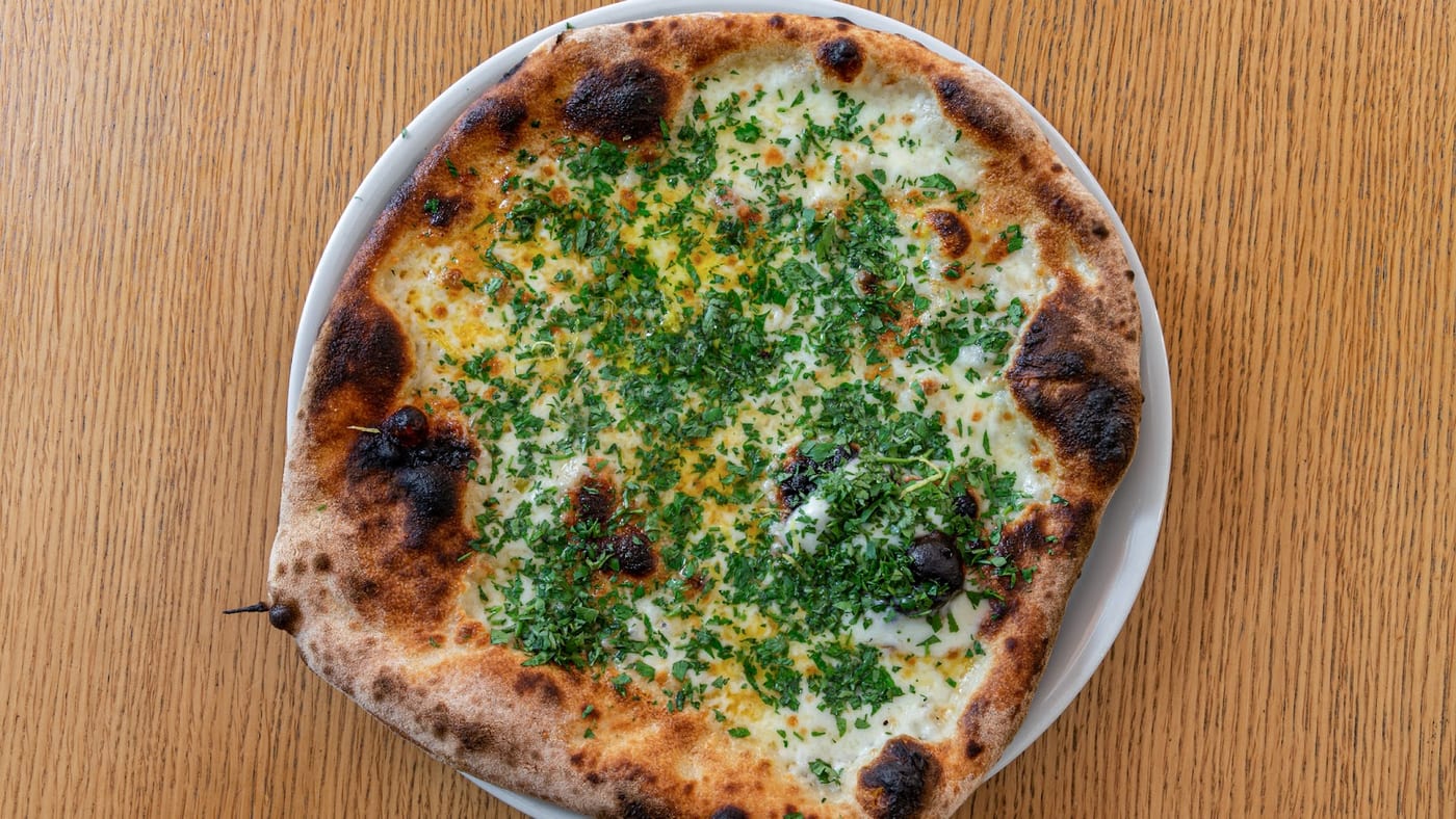 Pizza bianca alle erbe vista dall'alto