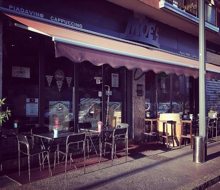 La facciata di Moe's con la tenda e la scritta Piadavino Cappuccino sopra le vetrine