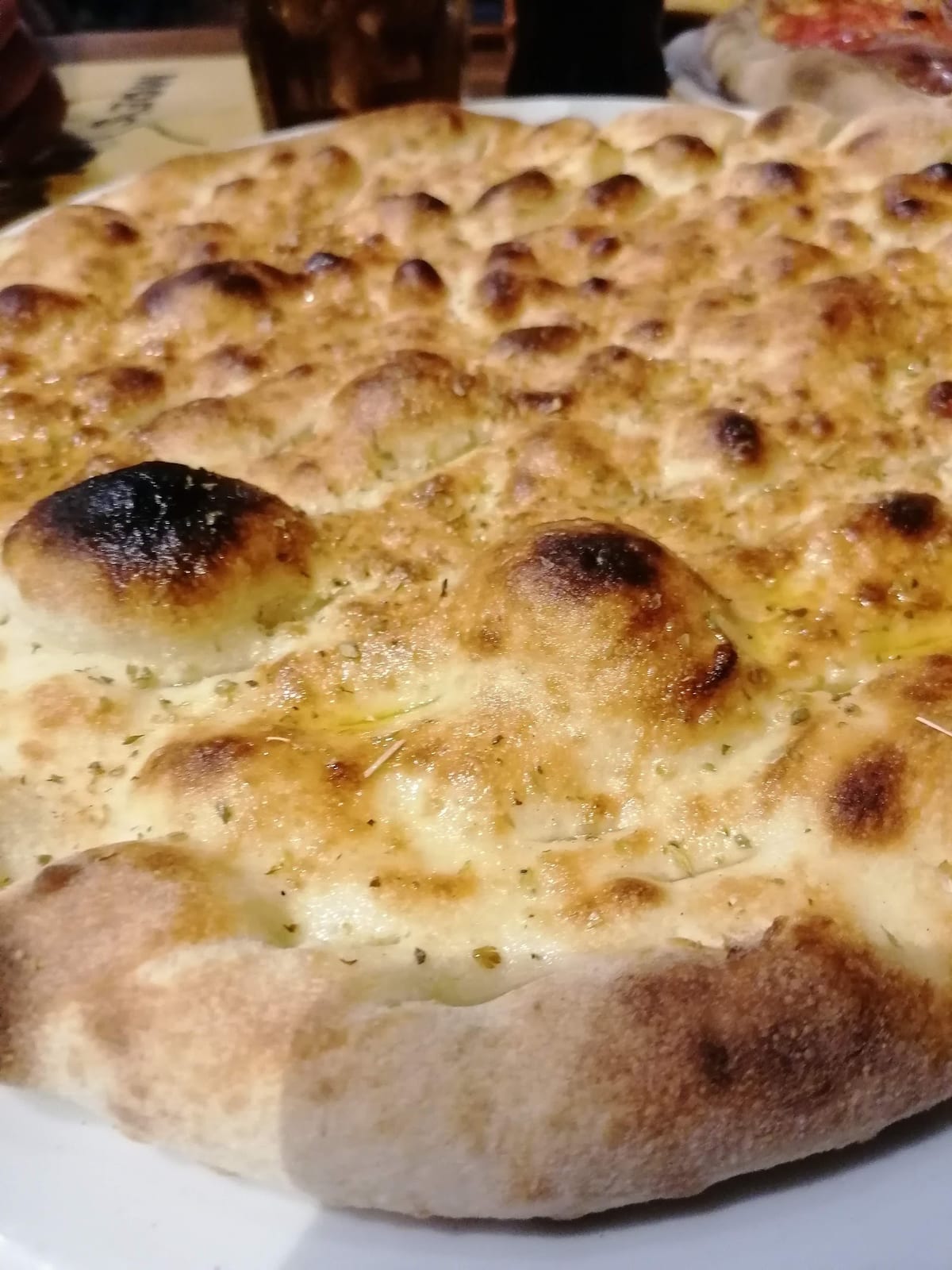Primo piano di una focaccia dal cornicione alveolato