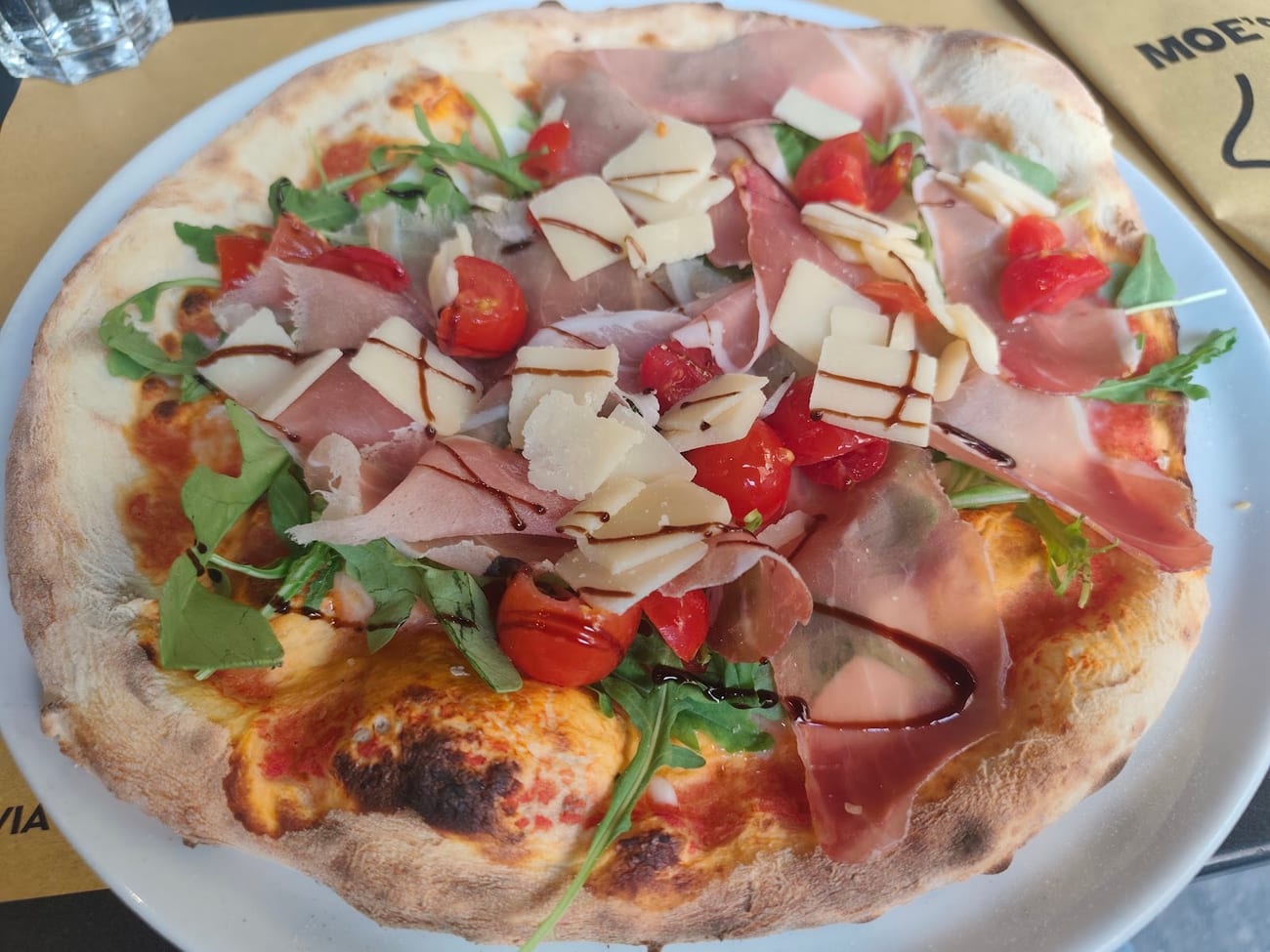 La pizza Perfetta con crudo, rucola e scaglie di grana