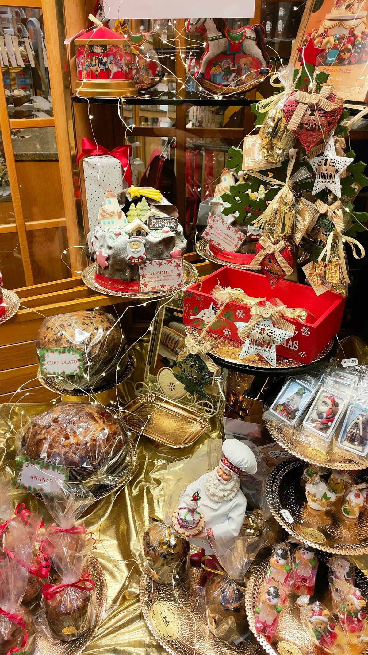 La vetrina di Natale con i panettoni al cioccolato e all'ananas