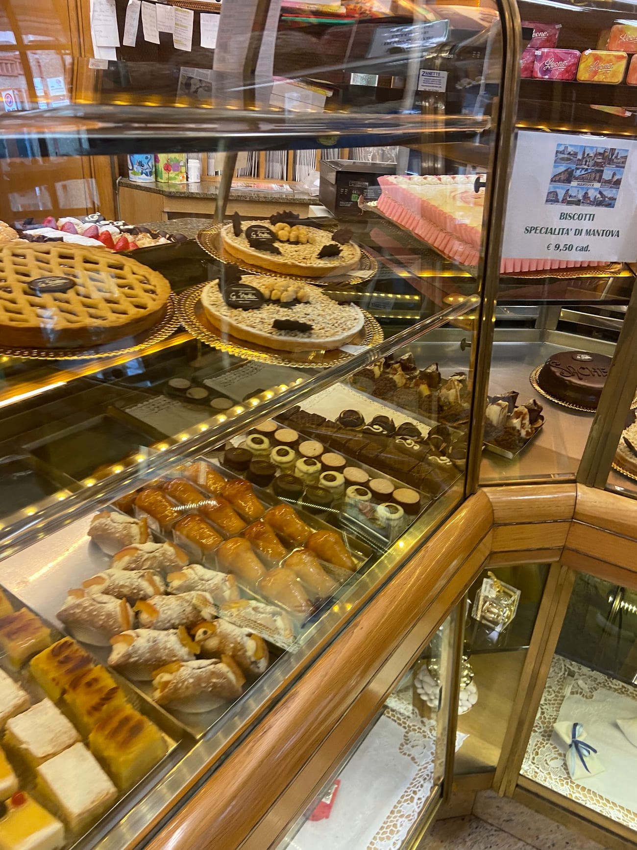 La vetrina refrigerata con crostate, torte alla panna, cannoli e pasticcini