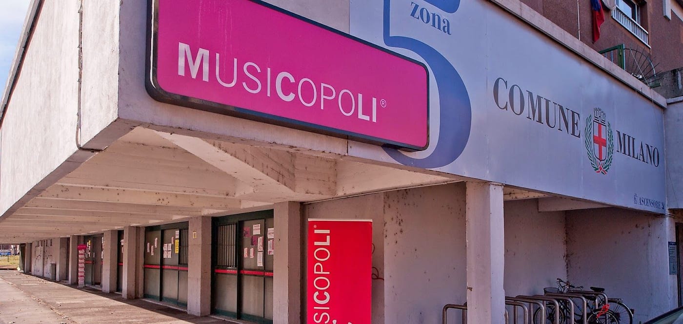 L'ingresso di Via Boifava 29/A con l'insegna magenta di Musicopoli