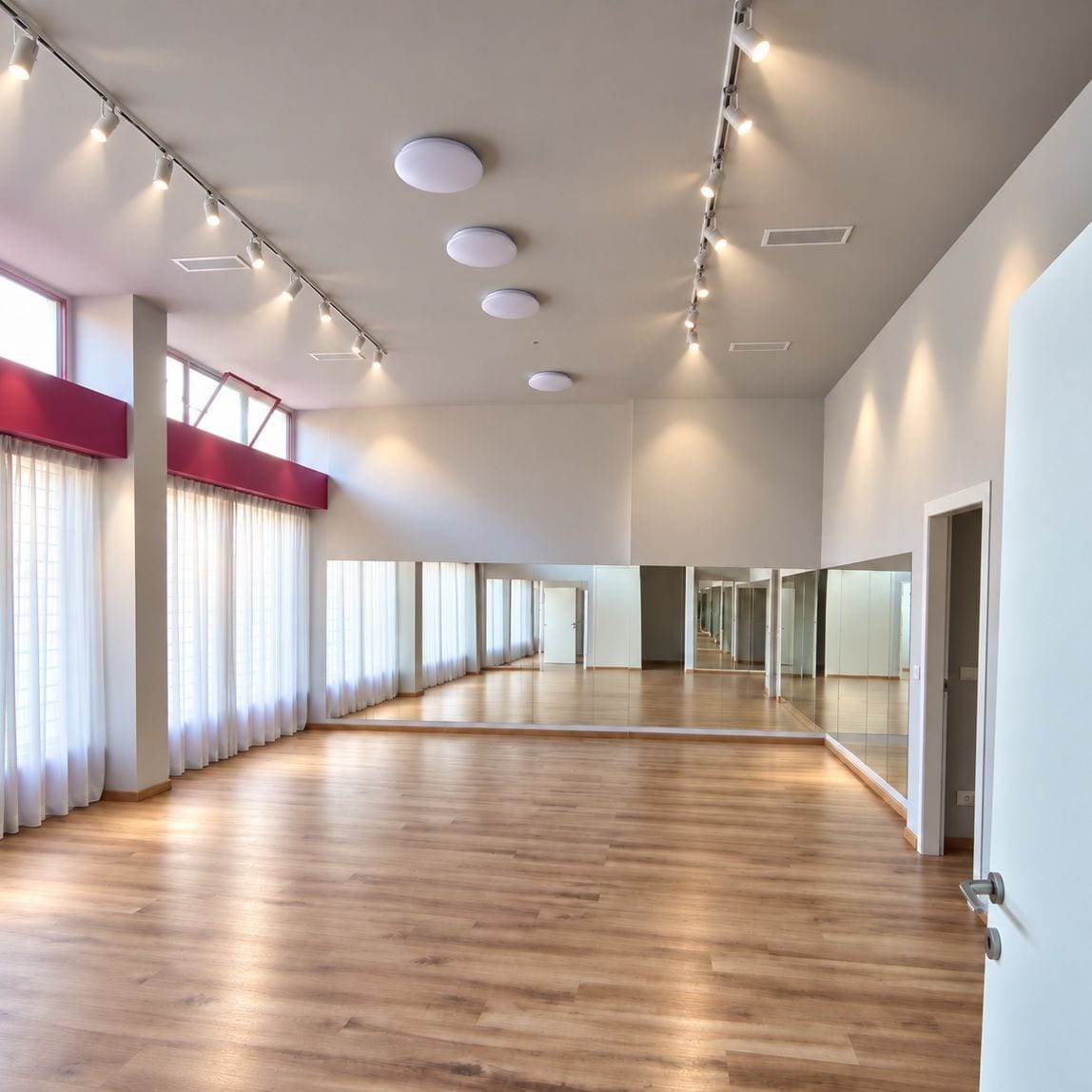 La nuova sala di danza di Via Boifava 4C: parquet, specchi e tende con le mantovane magenta