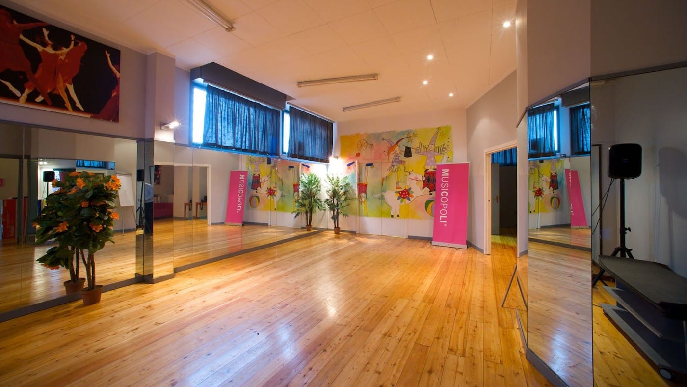 La sala di danza col parquet, gli specchi e il murale del circo