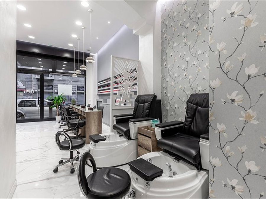 L'angolo pedicure con le poltrone e la carta da parati a magnolie