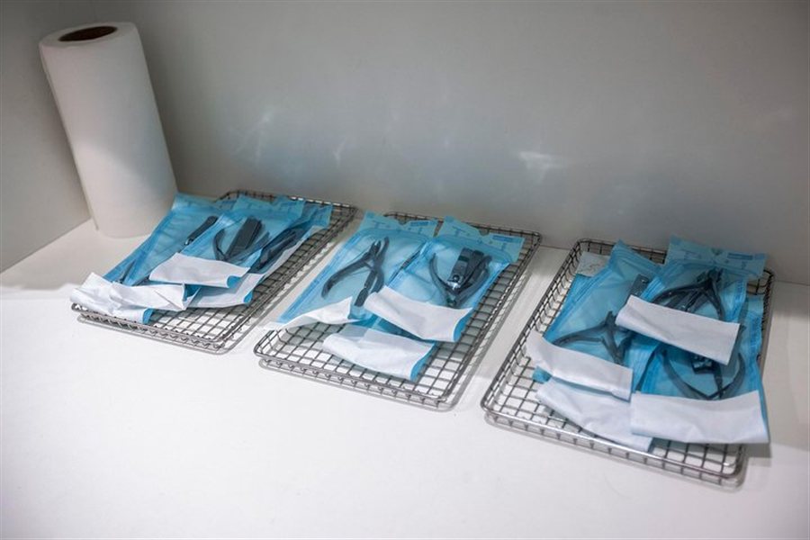 Ferri del mestiere preparati in buste di sterilizzazione singole