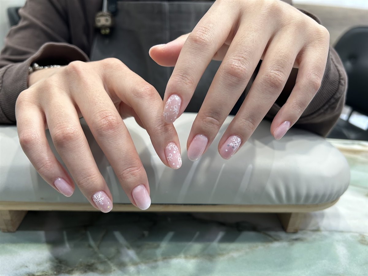 Manicure semipermanente rosa con decorazione, appena finita