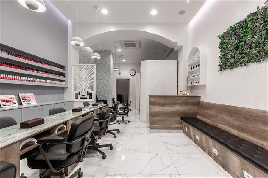 La sala principale con i banchi manicure in marmo verde