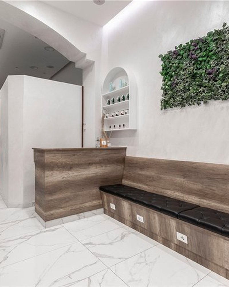 La nicchia ad arco con la panca d'attesa del salone