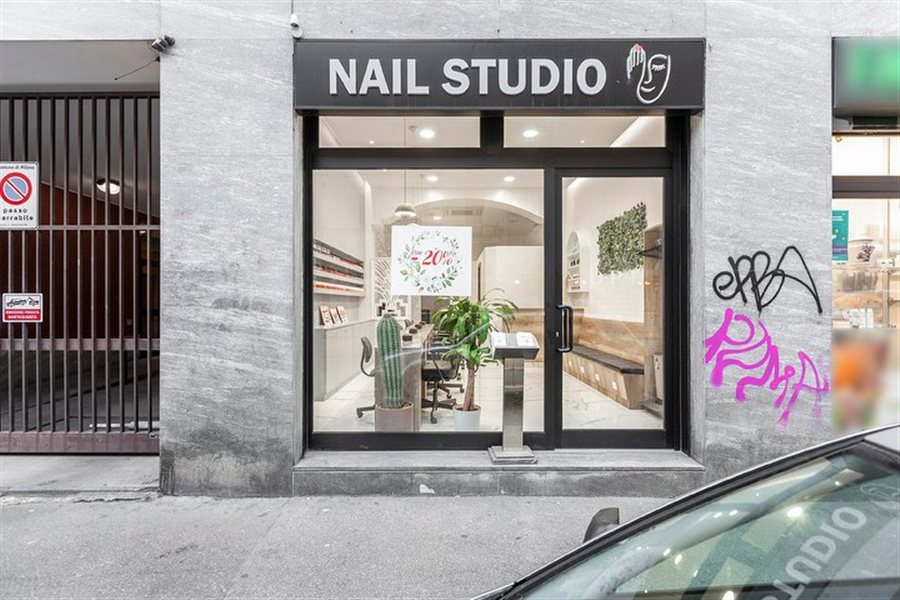 La vetrina di Nail Studio in via Montegani 4