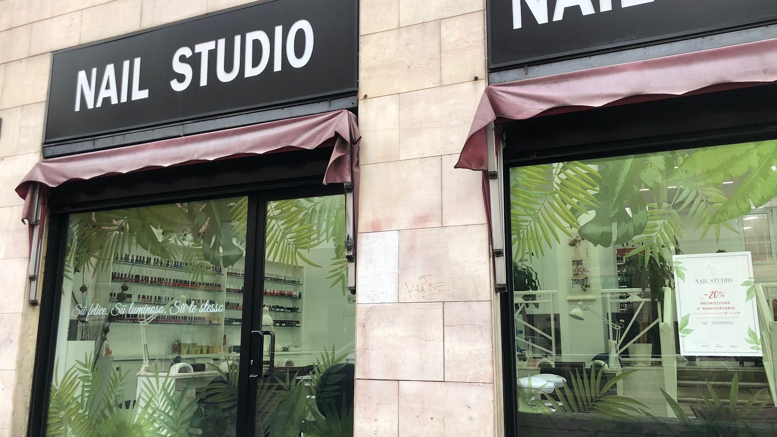 La vetrina di Nailss in Via Lodovico Montegani 23 a Milano, con insegna Nail Studio e tende rosa
