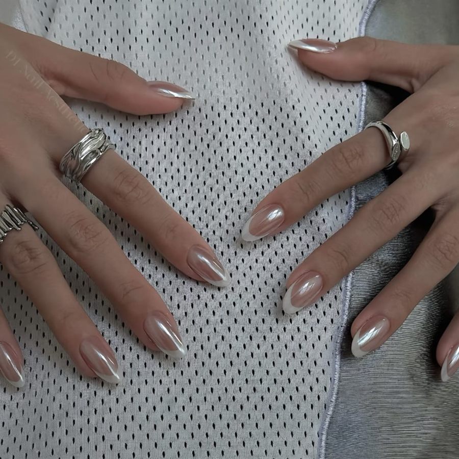 Manicure effetto nude con forma a mandorla