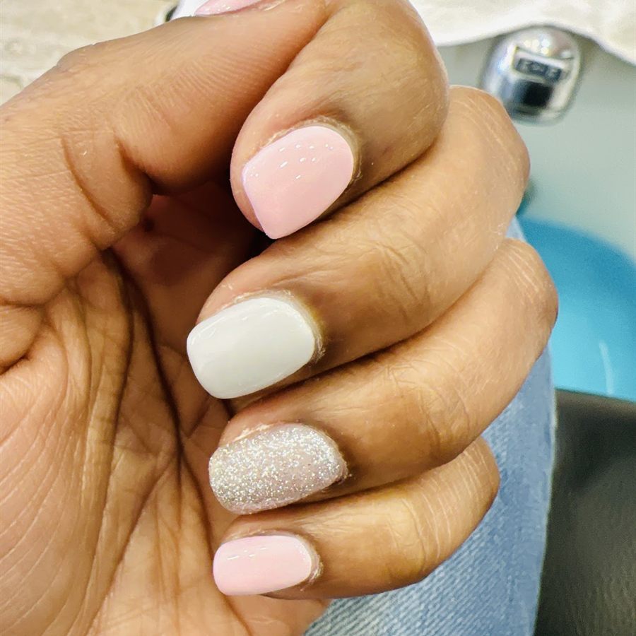 Unghie corte rosa e bianco con anulare glitter