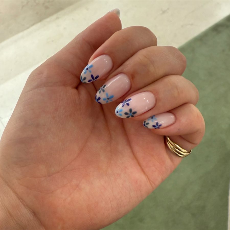 Nail art floreale su base nude