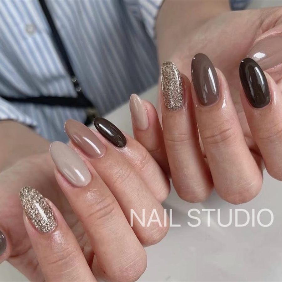 Manicure marrone e oro con glitter