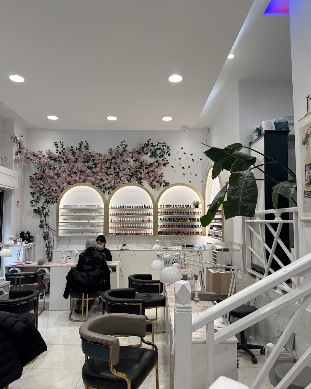 L'interno di Nailss con la parete di fiori e le postazioni manicure