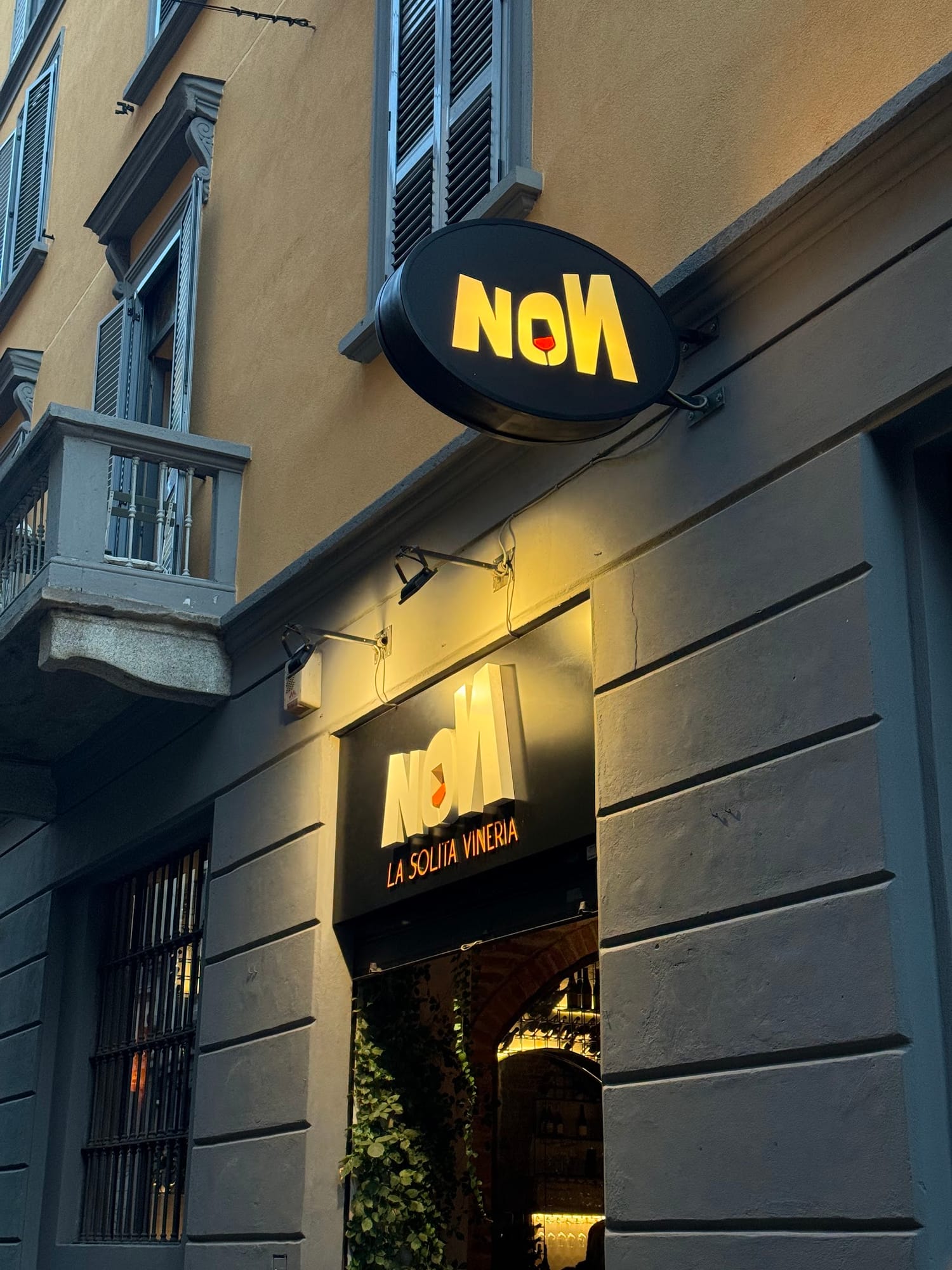 L'insegna NON illuminata, di sera in Via Orti